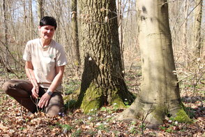 Rangerin Sibylle Lohmann führt durch den aus dem Winterschlaf erwachenden Buchenhain, Foto: Carolin von Prondzinsky, Lizenz: Naturschutzfonds Brandenburg