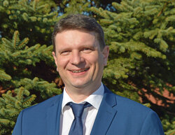 Amtsdirektor Marco Kehling lächelt freundlich und trägt einen blauen Anzug mit blauer Krawatte